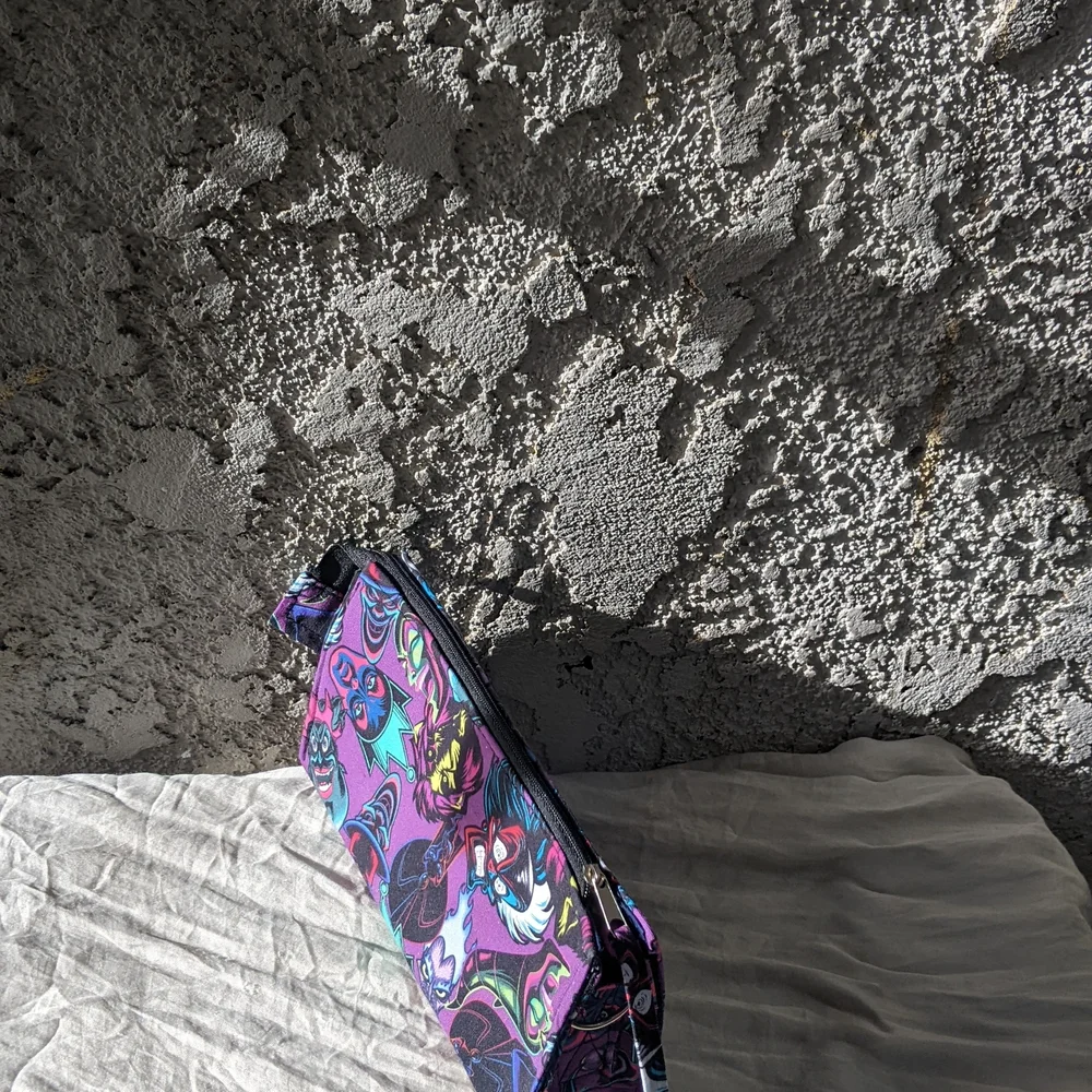 Disney Villians Crossbody Bag - Picture 3 of 7